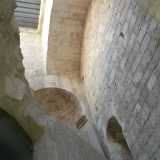 Da via Venezia scendiamo ora attraverso alcune  scalette su via Manfredi Re, per entrare negli ambienti sottostanti il Fortino. I sotterranei del bastione costruito nel 1440 nascondono gli ambienti di una chiesa coeva: quella di Sant�Antonio Abate.  Ci� che � visibile oggi sono due vani di diversa misura contornati da nicchie che probabilmente ospitavano statue di santi
